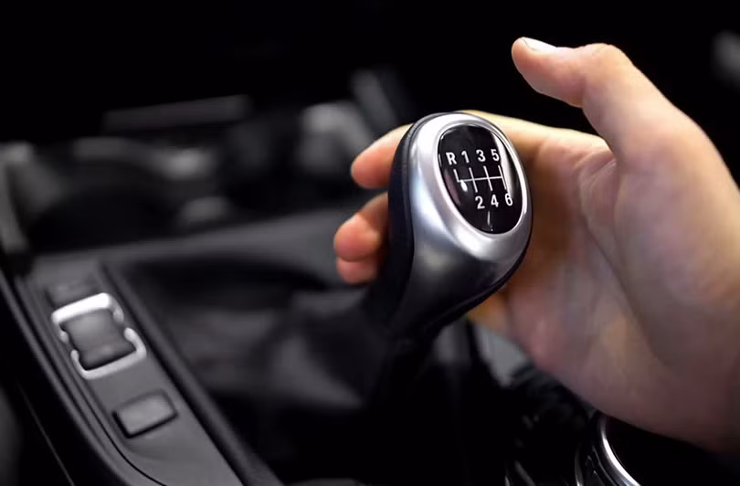 Lái xe số sàn được đánh giá an toàn hơn số tự động và hạn chế việc đạp nhầm chân ga và chân phanh.