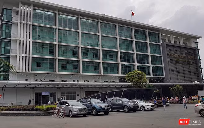 Các bác sĩ tại BV Nhi Đồng 2 đã tích cực cứu chữa nhưng cháu bé không qua khỏi, đã thiệt mạng sau khi bị mẹ ruột trầm cảm bạo hành (Ảnh: Hải Linh)