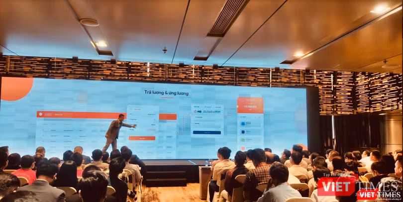 Ông Thắng lưu ý người dùng về tính năng ứng lương trên 1Office