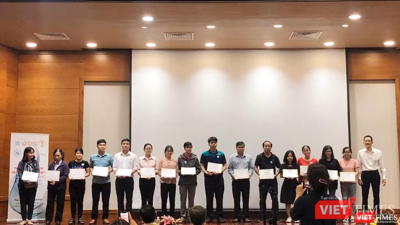 Ths.Bs.Nguyễn Đức Thành – Trưởng khoa phục hồi chức năng Bệnh viện Đại Học Y Dược TP. Hồ Chí Minh phát chứng chỉ đào tạo y khoa liên tục tại khoá tập huấn phục hồi chức năng thần kinh sau đột quỵ Ths.Bs.Nguyễn Đức Thành – Trưởng khoa phục hồi chức năng Bệnh viện Đại Học Y Dược TP. Hồ Chí Minh phát chứng chỉ đào tạo y khoa liên tục tại khoá tập huấn phục hồi chức năng thần kinh sau đột quỵ
