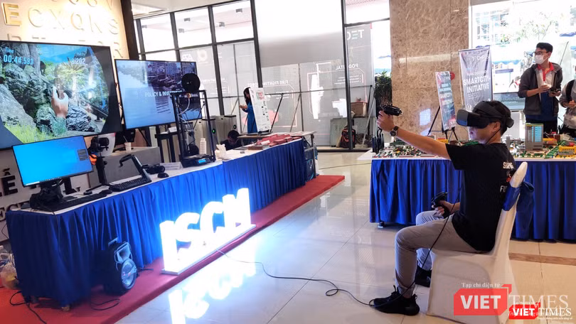 Khách tham dự trải nghiệm công nghệ tại TECHFEST 2020