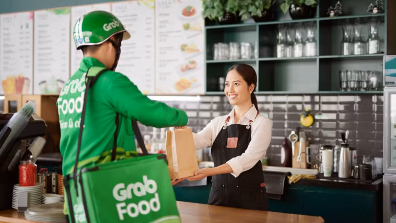 Vận chuyển thức ăn với Grab Food giúp giãn cách xã hội tốt hơn (Ảnh: Grab Food)