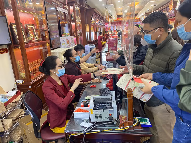 Không khí giao dịch diễn ra khá sôi động Không khí giao dịch diễn ra khá sôi động