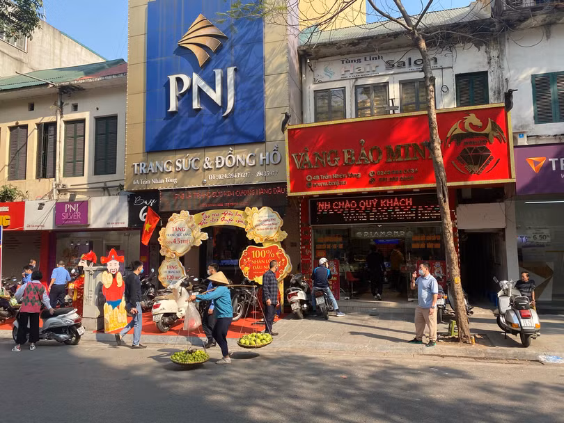Không khí giao dịch cũng khá ảm đạm tại một cửa hàng của PNJ Không khí giao dịch cũng khá ảm đạm tại một cửa hàng của PNJ