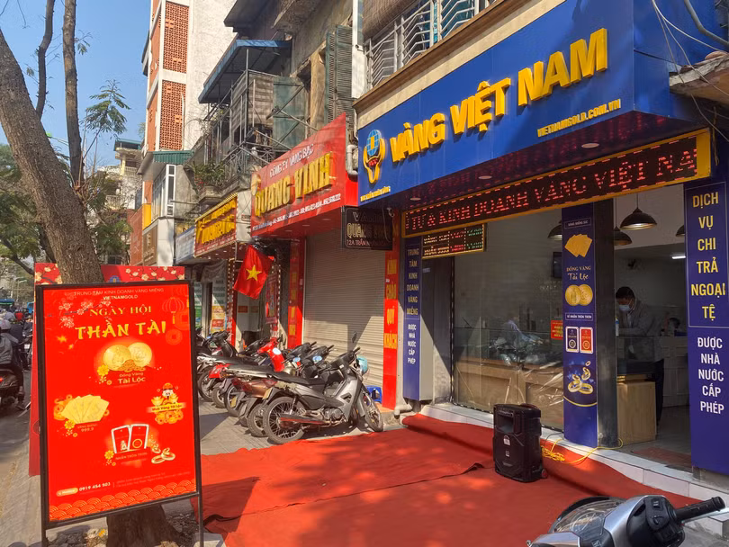 Dù nằm đối diện Bảo Tín Minh Châu, tuy nhiên một số cửa hàng vàng lại khá vắng khách, thậm chí có cửa hàng còn đóng cửa Dù nằm đối diện Bảo Tín Minh Châu, tuy nhiên một số cửa hàng vàng lại khá vắng khách, thậm chí có cửa hàng còn đóng cửa
