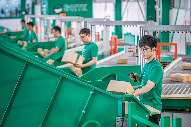 Chiến lược của GHTK là tập trung vào đơn hàng của các nhà bán hàng vừa và nhỏ. Ảnh: GHTK Chiến lược của GHTK là tập trung vào đơn hàng của các nhà bán hàng vừa và nhỏ. Ảnh: GHTK
