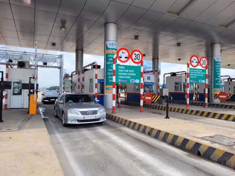 VETC ứng dụng công nghệ RFID tiên tiến nhất thế giới, sử dụng sóng radio để nhận diện tự động xe cơ giới với tỷ lệ chính xác gần 100% VETC ứng dụng công nghệ RFID tiên tiến nhất thế giới, sử dụng sóng radio để nhận diện tự động xe cơ giới với tỷ lệ chính xác gần 100%