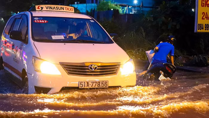Triều cường ngập nặng nhiều con phố, xô ngã người dân đi xe máy - Ảnh: Quỳnh Danh Triều cường ngập nặng nhiều con phố, xô ngã người dân đi xe máy - Ảnh: Quỳnh Danh