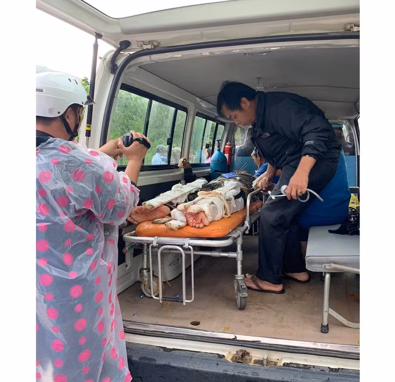 Lực lượng chức năng đưa 2 nạn nhân bị thương tới BV cấp cứu (Nguồn: QNO) Lực lượng chức năng đưa 2 nạn nhân bị thương tới BV cấp cứu (Nguồn: QNO)