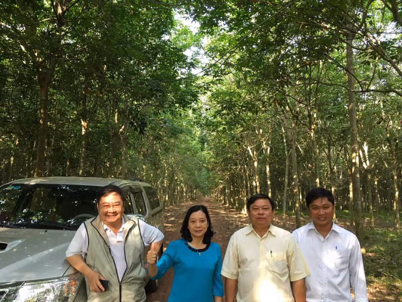 Ông Nguyễn Anh Nghĩa đứng ngoài cùng bên trái ảnh (cạnh xe) trong chuyến đi đến Công ty Cao su Tây Ninh (Ảnh: NVCC) Ông Nguyễn Anh Nghĩa đứng ngoài cùng bên trái ảnh (cạnh xe) trong chuyến đi đến Công ty Cao su Tây Ninh (Ảnh: NVCC)