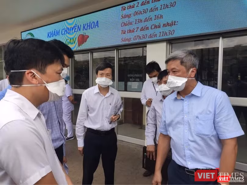 Thứ trưởng Nguyễn Trường Sơn đến kiểm tra tình hình dịch bệnh tại BV Bệnh Nhiệt đới TP.HCM - Ảnh Khôi Nguyễn Thứ trưởng Nguyễn Trường Sơn đến kiểm tra tình hình dịch bệnh tại BV Bệnh Nhiệt đới TP.HCM - Ảnh Khôi Nguyễn