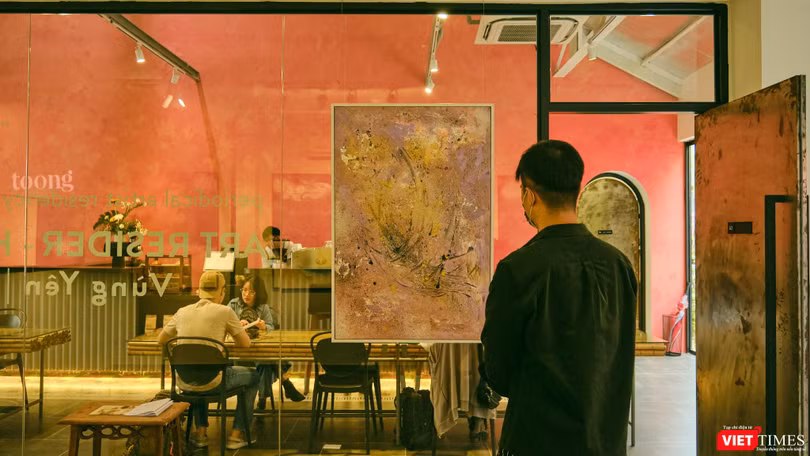 Hứa Vĩ Văn triển lãm hội họa giữa mùa dịch COVID-19 hoành hành dữ dội, khách tham dự phải đảm bảo công tác phòng dịch (Ảnh: NI) 