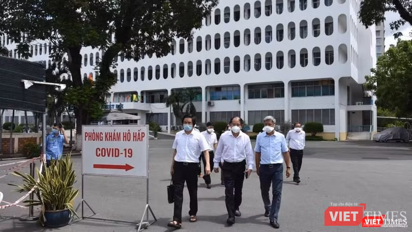 Đoàn công tác Bộ Y tế làm việc với BV Bệnh Nhiệt đới TP.HCM - Ảnh: Khôi Nguyễn Đoàn công tác Bộ Y tế làm việc với BV Bệnh Nhiệt đới TP.HCM - Ảnh: Khôi Nguyễn