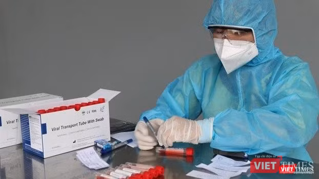 Lấy mẫu xét nghiệm để khẳng định COVID-19 - Ảnh: HCDC