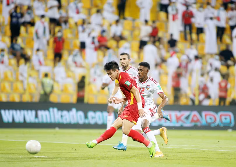 Cầu thủ Tiến Linh ghi bàn vào lưới UAE tại vòng loại 2 World Cup 2022(Ảnh: 24h.com.vn)