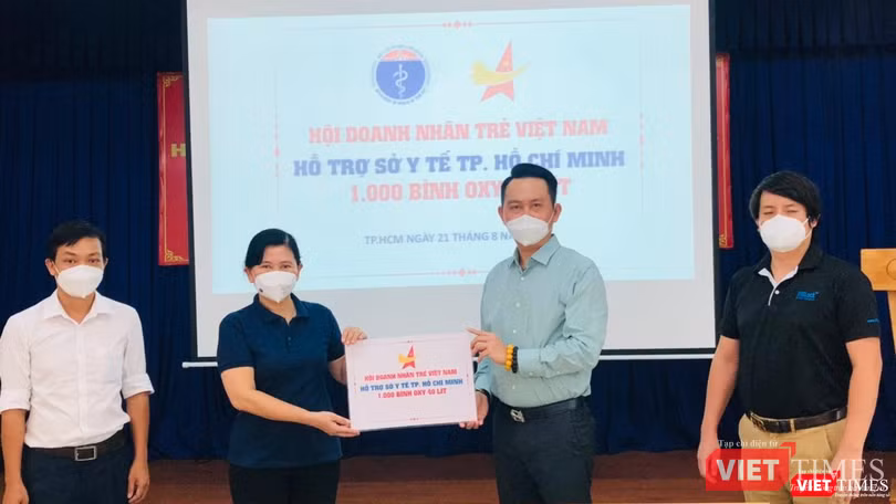 Bà Nguyễn Thị Huỳnh Mai, Chánh Văn phòng Sở Y tế TP.HCM (áo xanh, bên trái) và ông Đặng Hồng Anh - Chủ tịch Hội Doanh nhân trẻ Việt Nam, ông Hoàng Tuấn Anh, "cha đẻ" của ATM Gạo, ATM Ô xy (bên phải) cùng có mặt tại buổi trao tặng TP.HCM 1.000 bình ô xy Bà Nguyễn Thị Huỳnh Mai, Chánh Văn phòng Sở Y tế TP.HCM (áo xanh, bên trái) và ông Đặng Hồng Anh - Chủ tịch Hội Doanh nhân trẻ Việt Nam, ông Hoàng Tuấn Anh, "cha đẻ" của ATM Gạo, ATM Ô xy (bên phải) cùng có mặt tại buổi trao tặng TP.HCM 1.000 bình ô xy