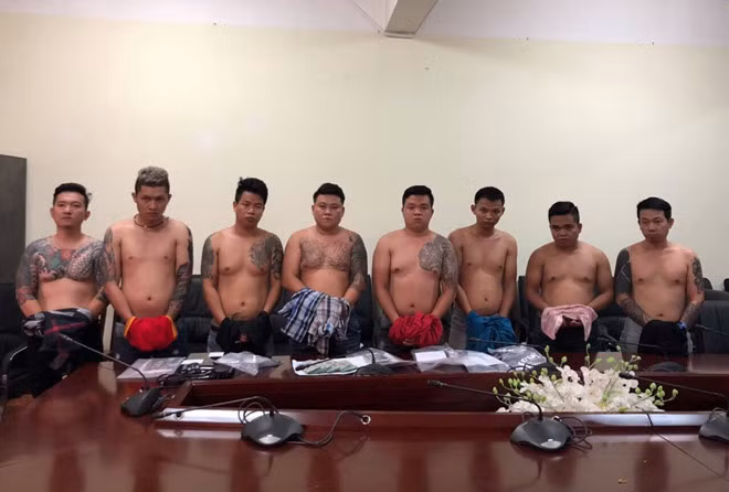Cảnh sát vây bắt băng cho vay nặng lãi khi vừa xuống Tân Sơn Nhất ảnh 1 Canh sat vay bat bang cho vay nang lai khi vua xuong Tan Son Nhat hinh anh 1