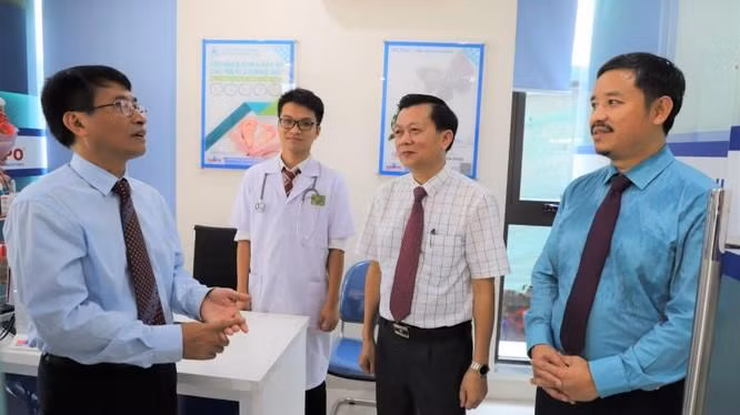 Dược sĩ Nguyễn Bình Minh (ngoài cùng bên phải) - Chủ tịch Tập đoàn y tế AMV Group (Ảnh: CDC Quảng Ninh) Dược sĩ Nguyễn Bình Minh (ngoài cùng bên phải) - Chủ tịch Tập đoàn y tế AMV Group (Ảnh: CDC Quảng Ninh)