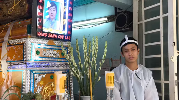 Con trai bệnh nhân Nguyễn Thị Trí đau buồn mất đi thân nhân sau 4 giờ nằm trong phòng cấp cứu 