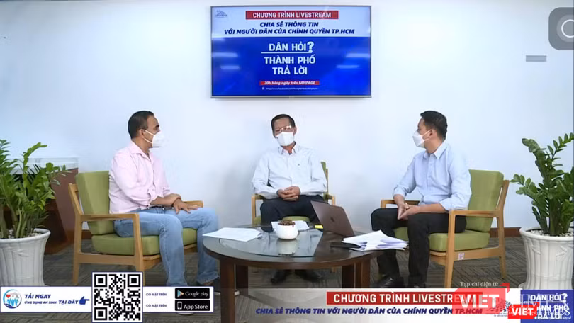 Chủ tịch UBND TP.HCM Phan Văn Mãi trong giao lưu trực tuyến, MC Quyền Linh (bên trái) và Lê Quang Tự Do (bên phải). Ảnh chụp màn hình Chủ tịch UBND TP.HCM Phan Văn Mãi trong giao lưu trực tuyến, MC Quyền Linh (bên trái) và Lê Quang Tự Do (bên phải). Ảnh chụp màn hình