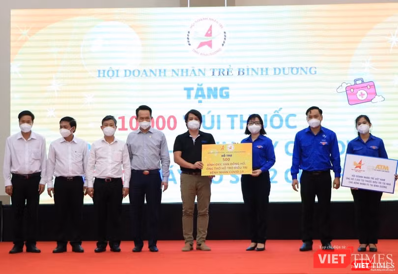 Hội Doanh nhân trẻ tặng 10.000 túi thuốc và vật tư y tế tới Bình Dương