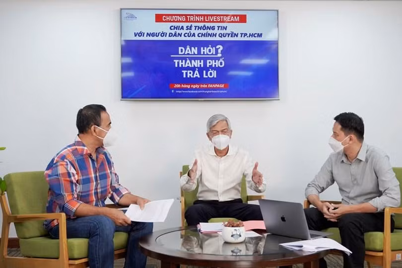 Phó Chủ tịch UBND TP.HCM Võ Văn Hoan giải đáp các thắc mắc của người dân tại chương trình. Ảnh: TTBC