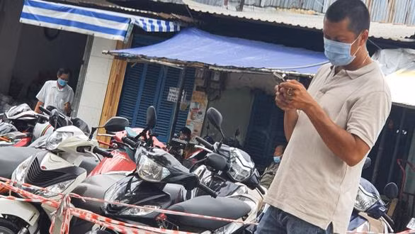 Ông Trương Mạnh Thảo (cán bộ trật tự đô thị phường 2, quận 6) bị bắt vì dẫn mối tiêm vắc xin COVID-19 trái phép - Ảnh: H.T.T.H.