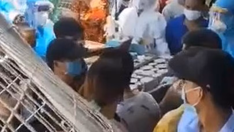 Quá đông F0 chen lấn xô đẩy giành thức ăn trên sân bệnh viện dã chiến Quá đông F0 chen lấn xô đẩy giành thức ăn trên sân bệnh viện dã chiến