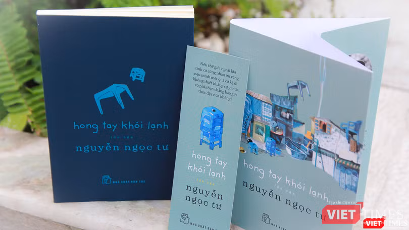 Hong tay khói lạnh là tập tản văn 176 trang, gồm hai phần