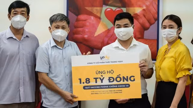 Đại diện YODY và đại diện Mặt trận Tổ quốc tỉnh Hải Dương trong buổi trao tặng 1,8 tỉ đồng từ YODY cho quỹ ủng hộ vaccine Covid-19 Ảnh: NVCC