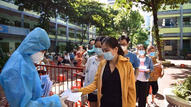 Lực lượng chức năng thu phiếu thông tin xét nghiệm COVID-19 tại Trường tiểu học Kỳ Đồng (quận 3, TP.HCM) - Ảnh: Ngọc Phượng Lực lượng chức năng thu phiếu thông tin xét nghiệm COVID-19 tại Trường tiểu học Kỳ Đồng (quận 3, TP.HCM) - Ảnh: Ngọc Phượng