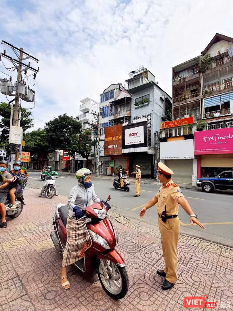 Lực lượng chức năng trên địa bàn quận 3 kiểm tra người đi đường - Ảnh: Hoàng Anh Lực lượng chức năng trên địa bàn quận 3 kiểm tra người đi đường - Ảnh: Hoàng Anh