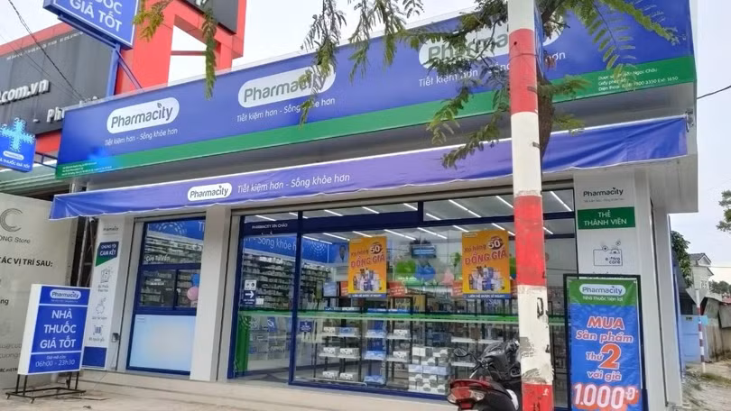 Bên ngoài một cửa hàng dược phẩm của Pharmacity