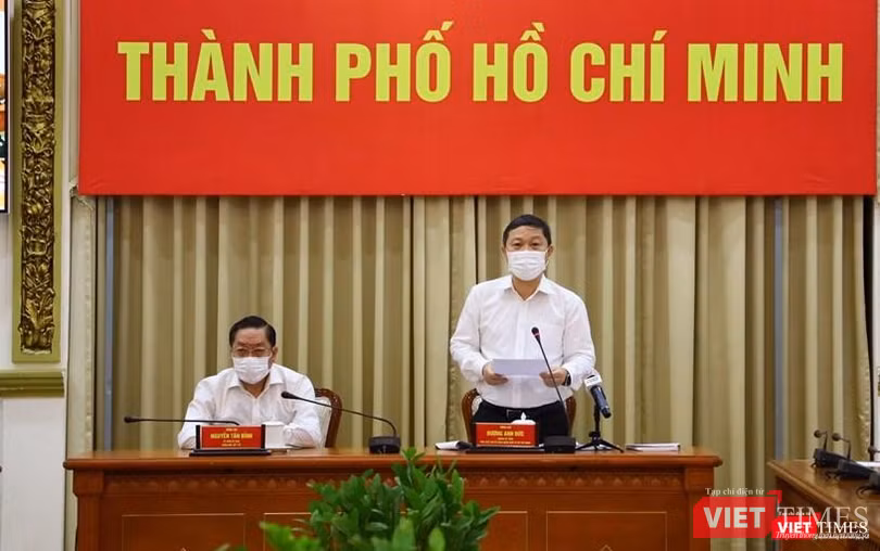 Phó Chủ tịch UBND TP.HCM Dương Anh Đức và giám đốc Sở Y tế Nguyễn Tấn Bỉnh tại cuộc họp, báo cáo với Thủ tướng Nguyễn Xuân Phúc công tác phòng chống dịch của TP.HCM. Ảnh: Huyền Mai