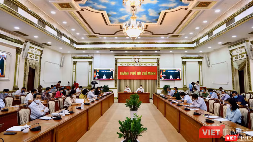 Lãnh đạo UBND TP.HCM tham gia phiên họp trực tuyến từ đầu cầu TP.HCM (Ảnh: Huyền Mai)