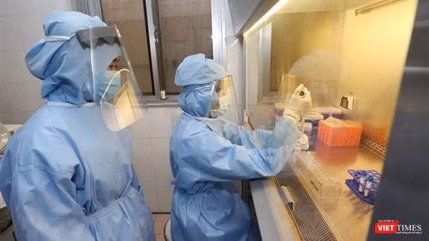 Bệnh nhân 91 phi công người Anh được xét nghiệm COVID-19 hàng ngày để xác định virus SARS-CoV-2 (Ảnh: BYT) 