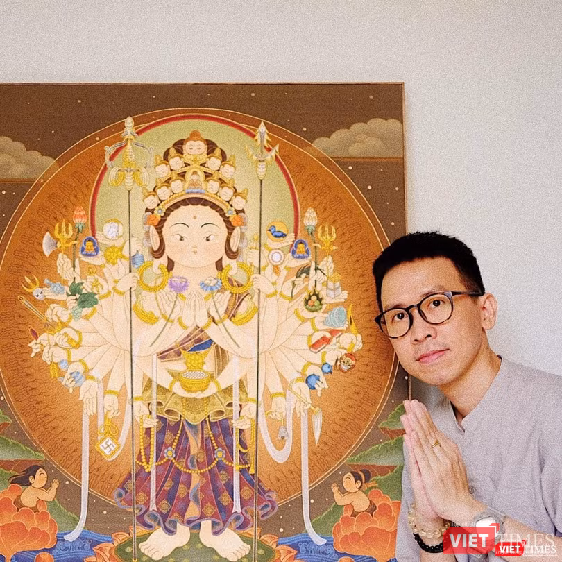 Họa sĩ Võ Quang Huy bên tác phẩm