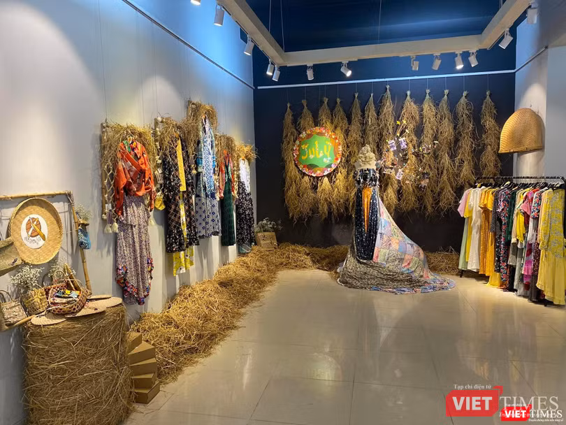 Sắp đặt thời trang của July Dương tại triển lãm "Gió"