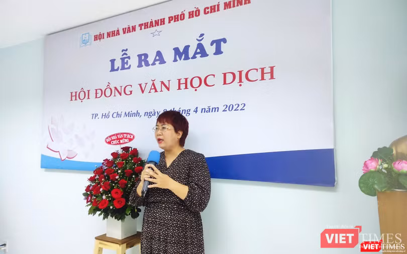 Dịch giả Nguyễn Lệ Chi (Phó Chủ tịch Hội đồng Văn học dịch) phát biểu tại buổi ra mắt