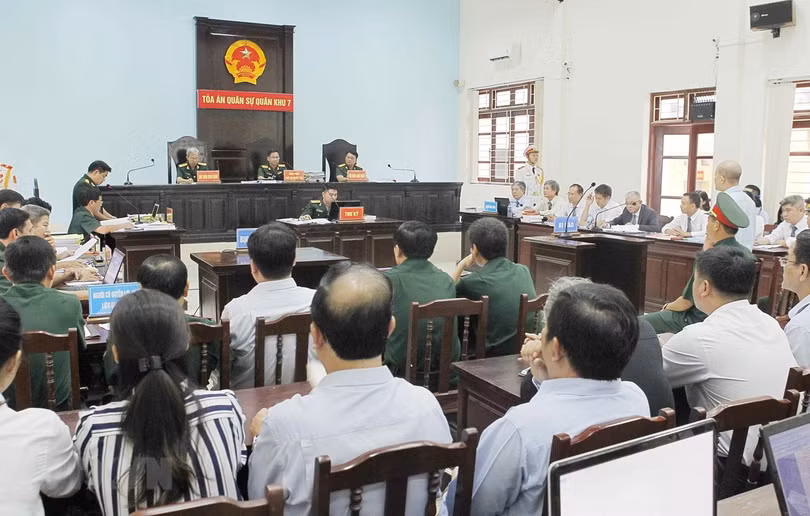 Cách Út “trọc” lấy “rẻ” đất quốc phòng ảnh 3 ''Út trọc” Đinh Ngọc Hệ bị tuyên phạt 12 năm tù giam
