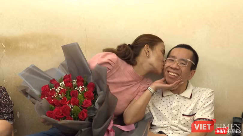 Nụ hôn của vợ dành cho anh Đức khi chồng đặt một bó hoa hồng lớn để tặng vợ bù lại cho kỷ niệm 15 năm ngày cưới của cả hai đã phải tạm gác lại trước đó (Ảnh: MCV)
