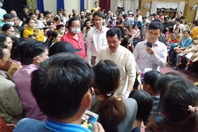 Ông Võ Hoàng Yên trong một lần chữa bệnh cho người dân huyện Tiên Phước (Quảng Nam). Ảnh CTV
