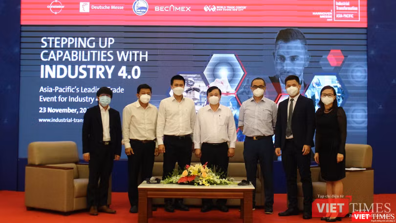 Khách mời chụp hình lưu niệm tại ITAP 2021 - Phiên Việt Nam diễn ra tại tỉnh Bình Dương