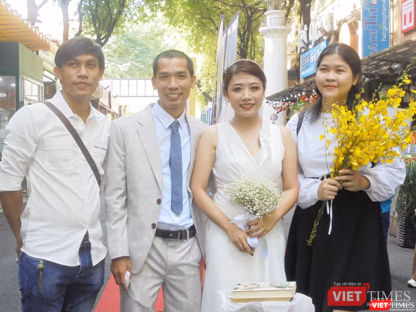 Đám cưới đặc biệt của chú rể quyên tặng hàng triệu cuốn sách. Ảnh: Hoà Bình