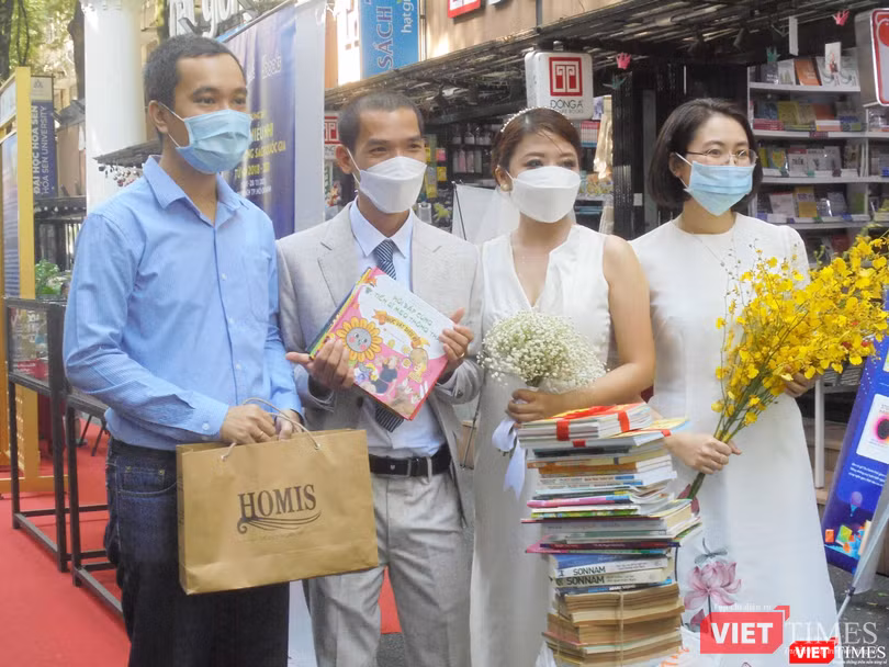 Rất nhiều độc giả mang sách tới tặng quà cưới cho đôi bạn trẻ. Ảnh: Hoà Bình