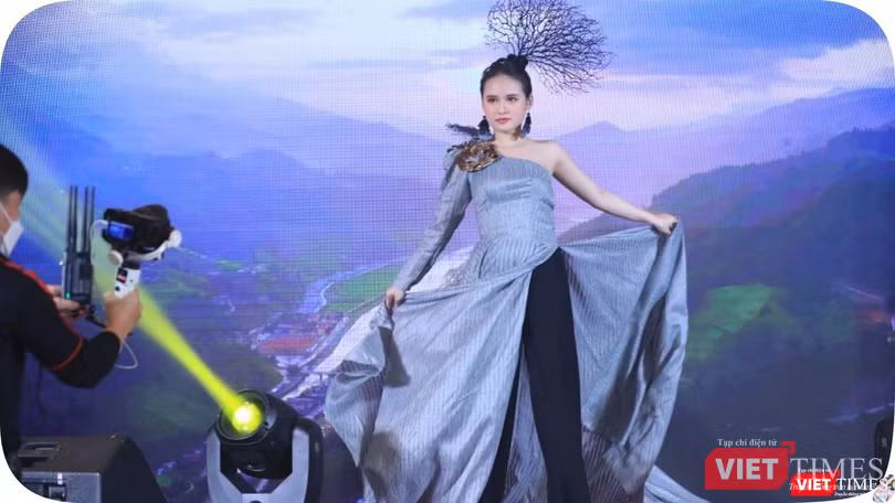 BST “Nhiễm” của NTK Việt Hùng trình diễn tại đêm trao giải Miss Teen Eco