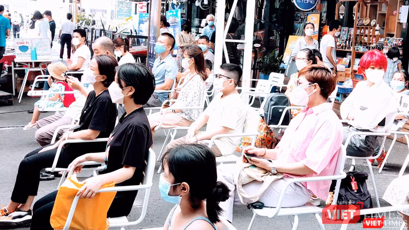 Độc giả chăm chú theo dõi chương trình trên Đường sách - Ảnh: Hoà Bình