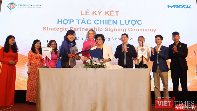 Bà Hideko Ikeda TGĐ Merck Healthcare VN và bà Trương Hoàng Thanh Trúc – Chủ tịch hệ thống Trung Sơn Pharma ký kết hợp tác chiến lược nhằm nâng cao năng lực dược sĩ