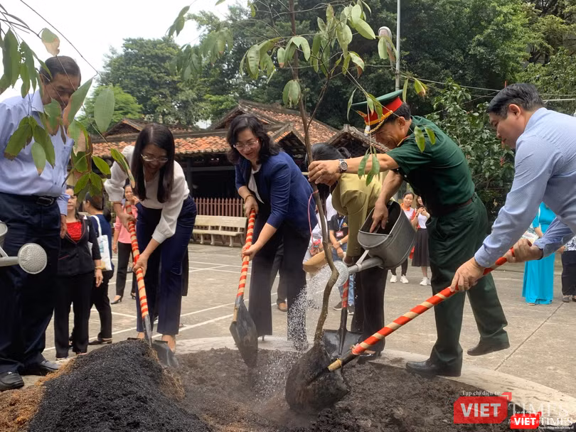 Bà Phan Thị Thắng, bà Nguyễn Thị Ánh Hoa cùng các ban ngành tham gia chuyến khảo sát, cùng trồng thêm cây xanh lưu niệm Bà Phan Thị Thắng, bà Nguyễn Thị Ánh Hoa cùng các ban ngành tham gia chuyến khảo sát, cùng trồng thêm cây xanh lưu niệm