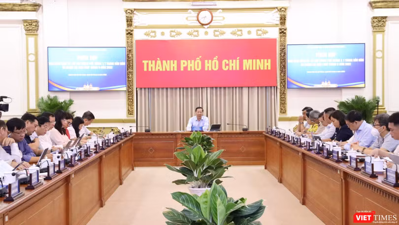 Chủ tịch UBND TP.HCM Phan Văn Mãi chỉ đạo tại cuộc họp về tình hình kinh tế xã hội sáng ngày 4/8